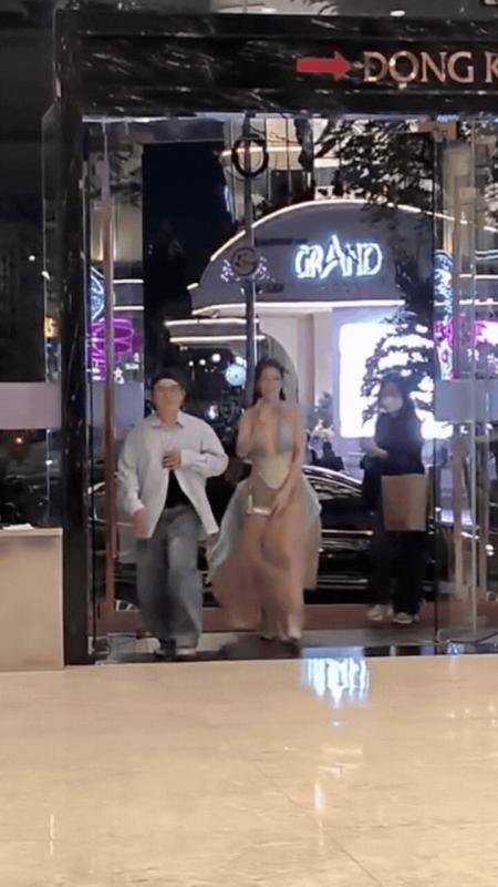 Cú vấp của mỹ nhân Việt đẹp chấp Hoa hậu khiến cõi mạng dán mắt, nhan sắc cỡ này làm gì cũng hot - Ảnh 1.