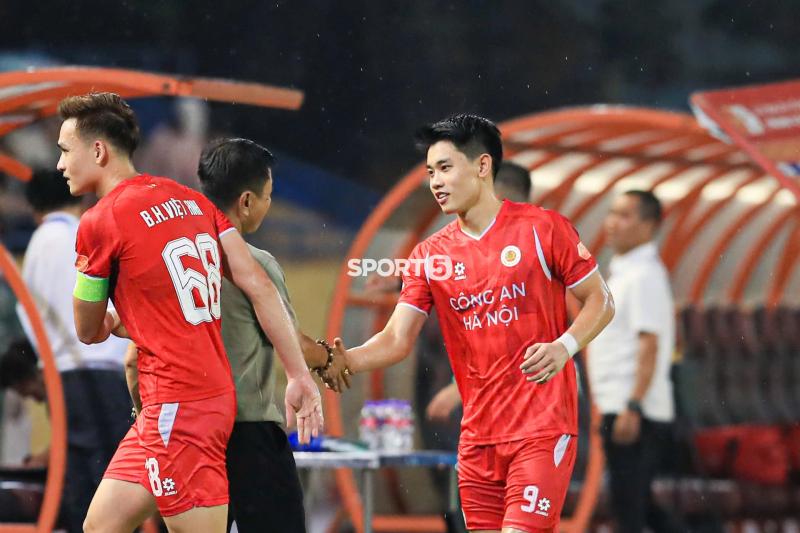 Cái ôm gây sốt của Đình Bắc và HLV Văn Sỹ Sơn sau vụ bị kỷ luật xôn xao cả V.League- Ảnh 1.