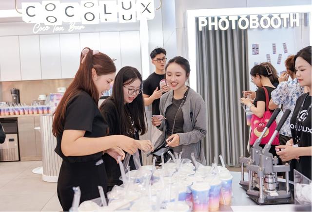 CongB “bùng cháy” tại sự kiện Cocolux x 3CE: Gen Z phủ kín flagship Cocolux - Ảnh 5.