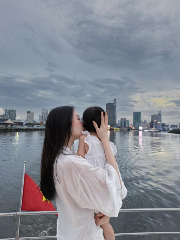 Tiểu thư Việt được giấu kín bưng: Mẹ là hot girl Hà thành, bố là con trai tỷ phú, họ hàng toàn nhân vật đình đám- Ảnh 4.