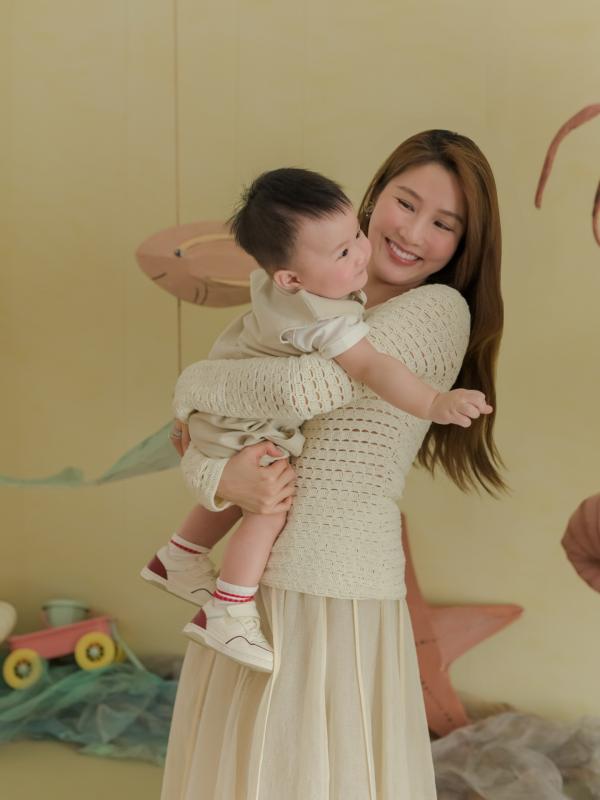 Quý tử hào môn lần đầu lộ mặt: Mẹ là "ngọc nữ" Vbiz, bố là doanh nhân giàu có- Ảnh 6.