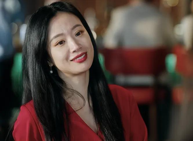 "Tiểu tam cuốn nhất màn ảnh": Chẳng đỉnh cao nhan sắc, không tuổi trẻ làm vốn nhưng khán giả vừa mắng vừa xem không sót cảnh nào- Ảnh 2.