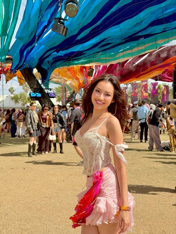 Hoa hậu Việt xuất hiện gợi cảm tại Coachella 2026: Từng lọt top 100 gương mặt đẹp nhất thế giới, nhan sắc hiện tại ra sao?- Ảnh 2.