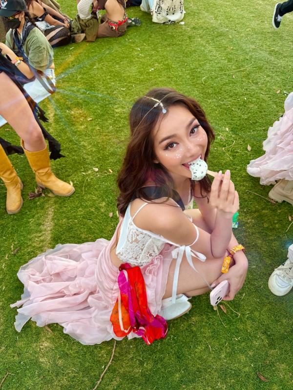 Hoa hậu Việt xuất hiện gợi cảm tại Coachella 2026: Từng lọt top 100 gương mặt đẹp nhất thế giới, nhan sắc hiện tại ra sao?- Ảnh 6.