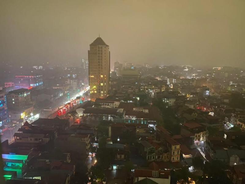 Cảnh tượng kỳ lạ 7h sáng ở Thái Nguyên: Trời vẫn tối đen như mực, người dân phải bật đèn pha di chuyền- Ảnh 5.