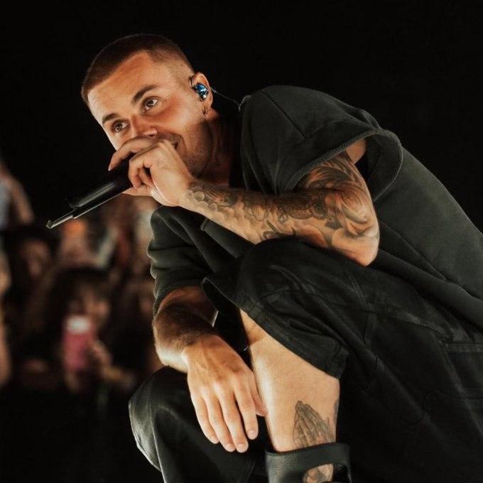 Ngay lúc này: Justin Bieber trở lại Coachella, hoà vào đám đông 125 nghìn người, đứng yên cho fan ôm chặt - Ảnh 5.
