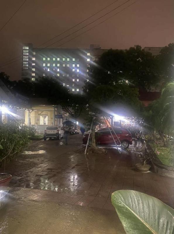 Cảnh tượng kỳ lạ 7h sáng ở Thái Nguyên: Trời vẫn tối đen như mực, người dân phải bật đèn pha di chuyền- Ảnh 6.