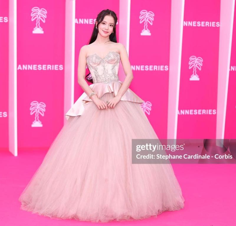 "Cannes rẻ tiền vì Jisoo (BLACKPINK)"- Ảnh 2.