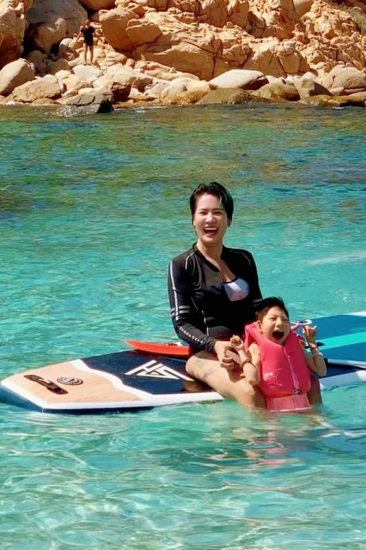 Nữ diễn viên Việt đưa con đi biển chơi mà hàng trăm người phải thốt lên: "Người mẹ vĩ đại"- Ảnh 2.