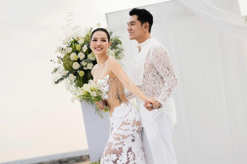 Cặp đôi diễn viên - ca sĩ Việt tổ chức lễ cưới ở biển, cô dâu diện hở đến mức chưa ai dám thử!- Ảnh 4.