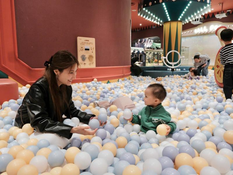 Quý tử hào môn lần đầu lộ mặt: Mẹ là "ngọc nữ" Vbiz, bố là doanh nhân giàu có- Ảnh 4.
