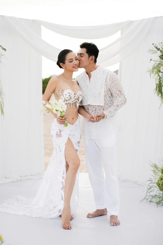 Cặp đôi diễn viên - ca sĩ Việt tổ chức lễ cưới ở biển, cô dâu diện hở đến mức chưa ai dám thử!- Ảnh 1.