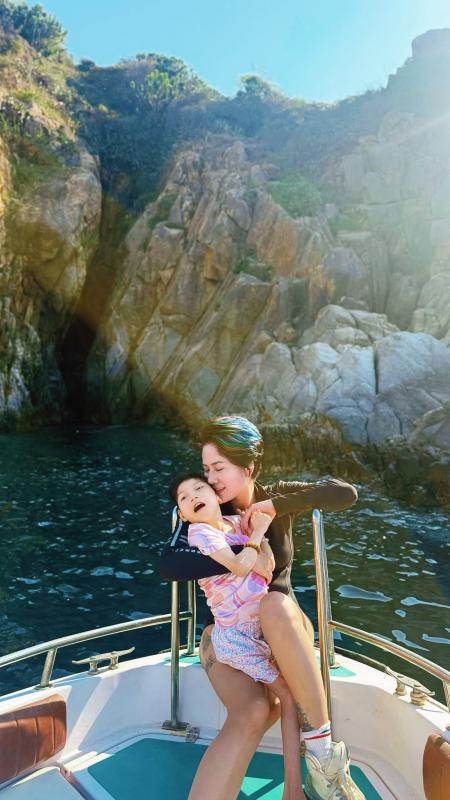 Nữ diễn viên Việt đưa con đi biển chơi mà hàng trăm người phải thốt lên: "Người mẹ vĩ đại"- Ảnh 4.