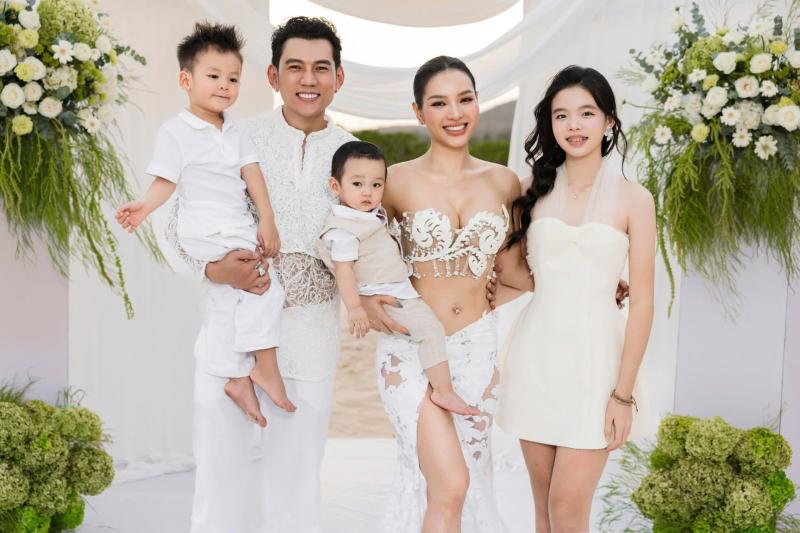 Cặp đôi diễn viên - ca sĩ Việt tổ chức lễ cưới ở biển, cô dâu diện hở đến mức chưa ai dám thử!- Ảnh 7.