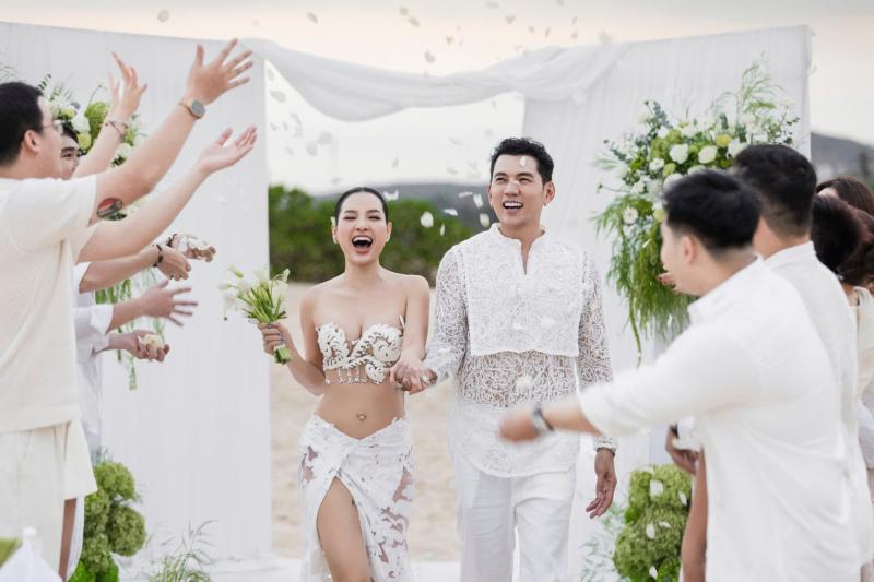 Cặp đôi diễn viên - ca sĩ Việt tổ chức lễ cưới ở biển, cô dâu diện hở đến mức chưa ai dám thử!- Ảnh 5.