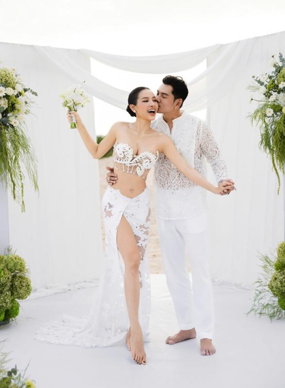 Cặp đôi diễn viên - ca sĩ Việt tổ chức lễ cưới ở biển, cô dâu diện hở đến mức chưa ai dám thử!- Ảnh 3.