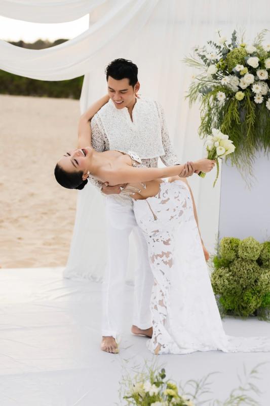 Cặp đôi diễn viên - ca sĩ Việt tổ chức lễ cưới ở biển, cô dâu diện hở đến mức chưa ai dám thử!- Ảnh 2.