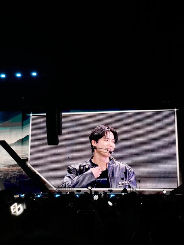 EXO cùng chục nghìn người hát See Tình, 1 nam thần tái hiện khoảnh khắc 10 năm thần thánb ở Việt Nam khiến dân tình “luỵ”- Ảnh 6.