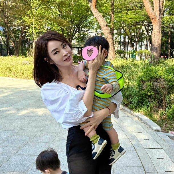 Gương mặt méo mó gây sốc của nữ thần sexy đẹp nhất Hàn Quốc- Ảnh 1.