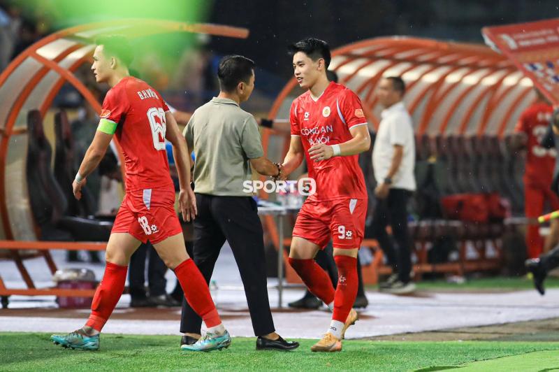 Cái ôm gây sốt của Đình Bắc và HLV Văn Sỹ Sơn sau vụ bị kỷ luật xôn xao cả V.League- Ảnh 3.