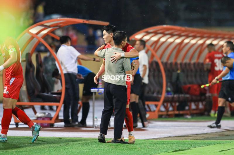 Cái ôm gây sốt của Đình Bắc và HLV Văn Sỹ Sơn sau vụ bị kỷ luật xôn xao cả V.League- Ảnh 5.