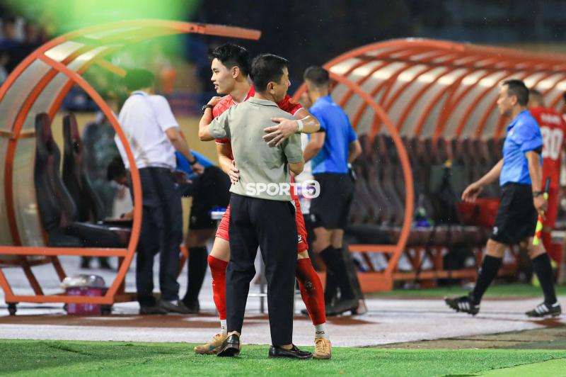 Cái ôm gây sốt của Đình Bắc và HLV Văn Sỹ Sơn sau vụ bị kỷ luật xôn xao cả V.League- Ảnh 4.