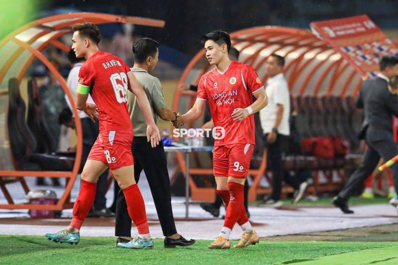 Cái ôm gây sốt của Đình Bắc và HLV Văn Sỹ Sơn sau vụ bị kỷ luật xôn xao cả V.League- Ảnh 2.