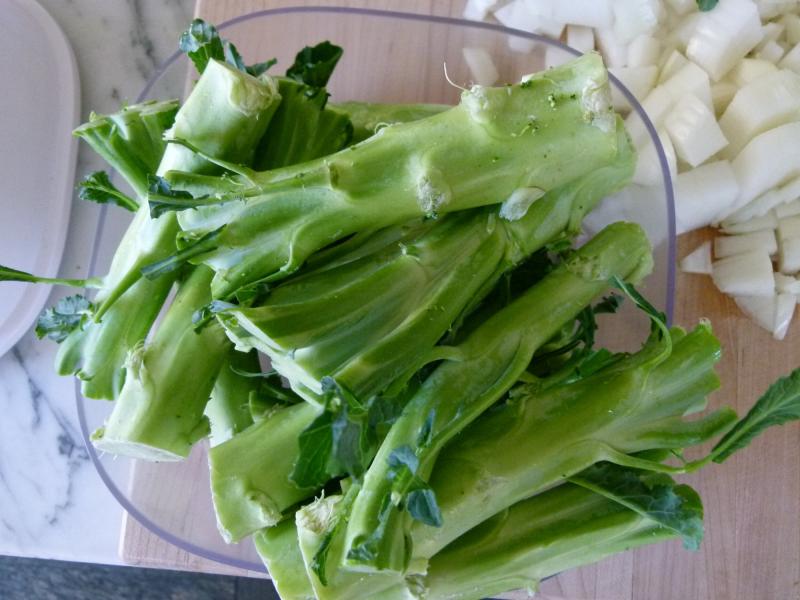 Lời khuyên của chuyên gia đến những người thích ăn bông cải xanh: 2 thứ này chống ung thư gấp 100 phần bông, toàn bị bỏ - Ảnh 2.