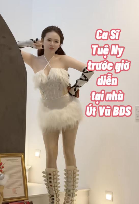 Nữ ca sĩ xuất hiện trong nhà chồng Gon Pink là ai?- Ảnh 1.