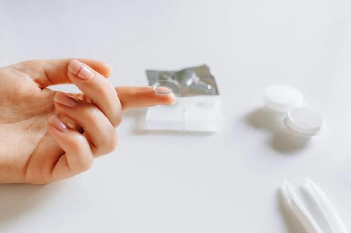 Kính áp tròng dính chặt vào giác mạc chàng trai 25 tuổi do lười tháo- Ảnh 1.