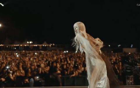 Lisa ở Coachella quá đẹp, nhưng giọng hát thì dở - Ảnh 2.