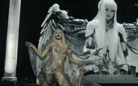 Lisa ở Coachella quá đẹp, nhưng giọng hát thì dở - Ảnh 1.