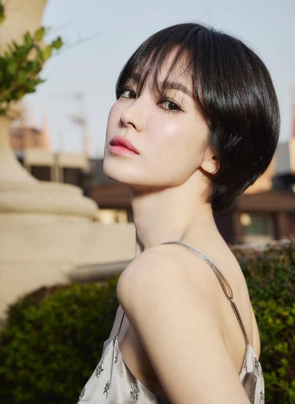 Mỹ nhân có bờ môi của Song Hye Kyo nhưng cười lên giống Hyeri: Visual vừa đại trà vừa độc đáo, duy nhất trong showbiz- Ảnh 2.