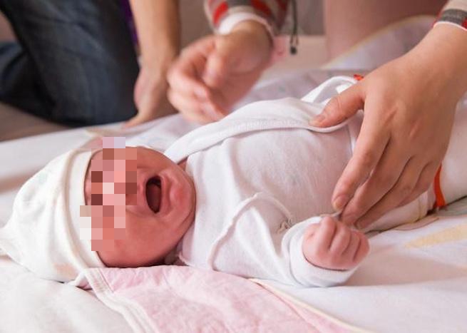 Kỳ lạ em bé 5 tháng tuổi nôn mửa và chán ăn nhưng không khóc tiếng nào, bác sĩ phát hiện sự thật đáng sợ phía sau- Ảnh 1.