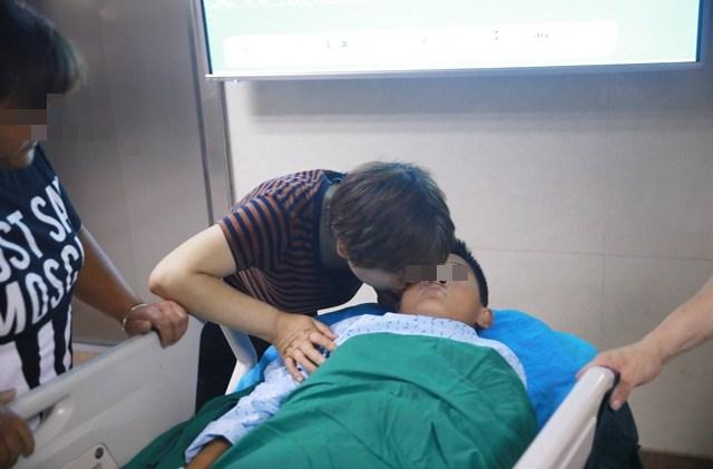 Bé trai 8 tuổi ho ra máu suốt 10 ngày, bác sĩ gắp được "thủ phạm" hút máu dài 8cm đang ngo ngoe bò trườn - Ảnh 1.
