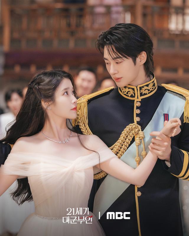 Perfect Crown tập 6: Màn cầu hôn cổ tích khiến MXH rung chuyển, IU và Byeon Woo Seok đẻ con luôn được rồi- Ảnh 3.