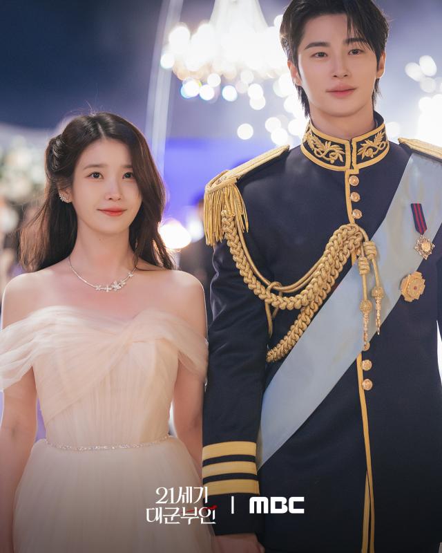 Perfect Crown tập 6: Màn cầu hôn cổ tích khiến MXH rung chuyển, IU và Byeon Woo Seok đẻ con luôn được rồi- Ảnh 7.