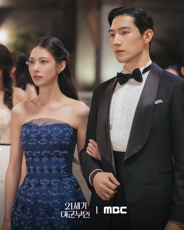 Perfect Crown tập 6: Màn cầu hôn cổ tích khiến MXH rung chuyển, IU và Byeon Woo Seok đẻ con luôn được rồi- Ảnh 8.