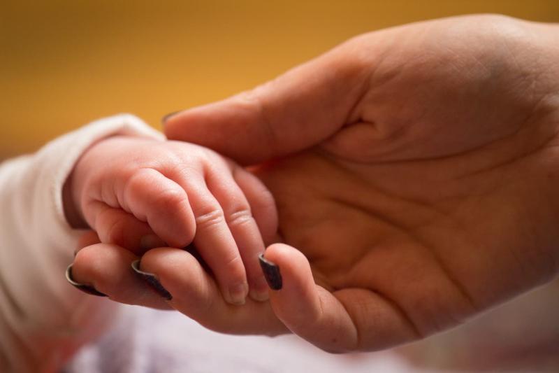Không chỉ rụng tóc, mất ngủ: Sau sinh phụ nữ còn đối mặt loạt biến chứng đáng sợ này- Ảnh 1.
