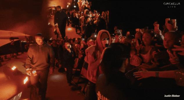 Ngay lúc này: Justin Bieber trở lại Coachella, hoà vào đám đông 125 nghìn người, đứng yên cho fan ôm chặt - Ảnh 3.