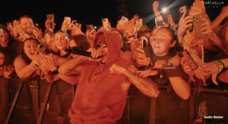 Ngay lúc này: Justin Bieber trở lại Coachella, hoà vào đám đông 125 nghìn người, đứng yên cho fan ôm chặt - Ảnh 6.