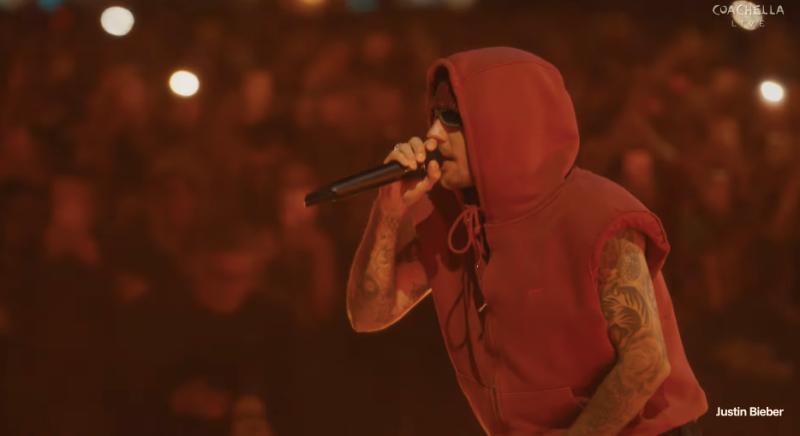 Ngay lúc này: Justin Bieber trở lại Coachella, hoà vào đám đông 125 nghìn người, đứng yên cho fan ôm chặt - Ảnh 7.