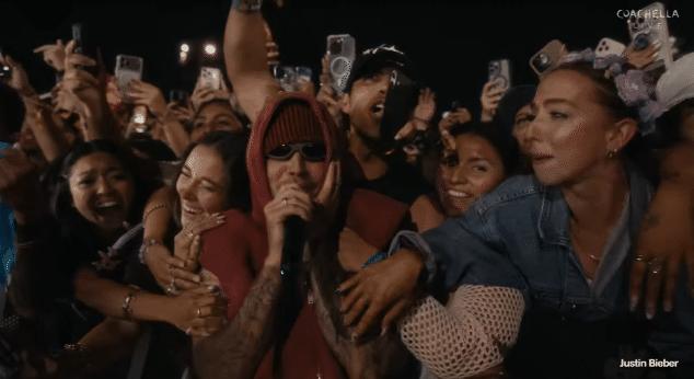 Ngay lúc này: Justin Bieber trở lại Coachella, hoà vào đám đông 125 nghìn người, đứng yên cho fan ôm chặt - Ảnh 4.