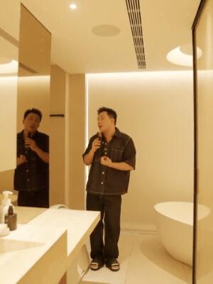 Trấn Thành khoe nhà mới: Nội thất sang xịn, riêng phòng tắm khiến netizen trầm trồ "hóa ra đây là cách người giàu xài tiền"- Ảnh 4.