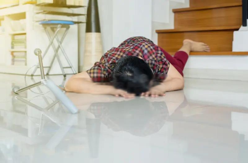 Người phụ nữ 57 tuổi tử vong ngay giường ngủ, "thủ phạm" chính được xác định là món đồ được đặt dưới chân ai cũng mê - Ảnh 1.