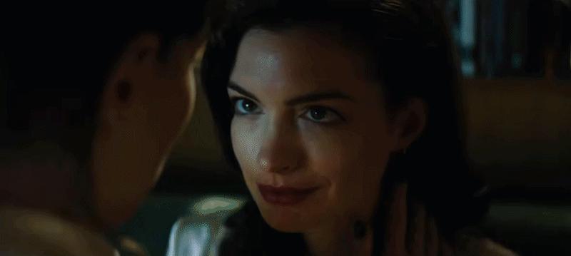 Mở mắt đúng cách là thấy Anne Hathaway hôn Dakota Johnson, đóng chung phim 18+ thì ai làm lại 2 chị?- Ảnh 3.