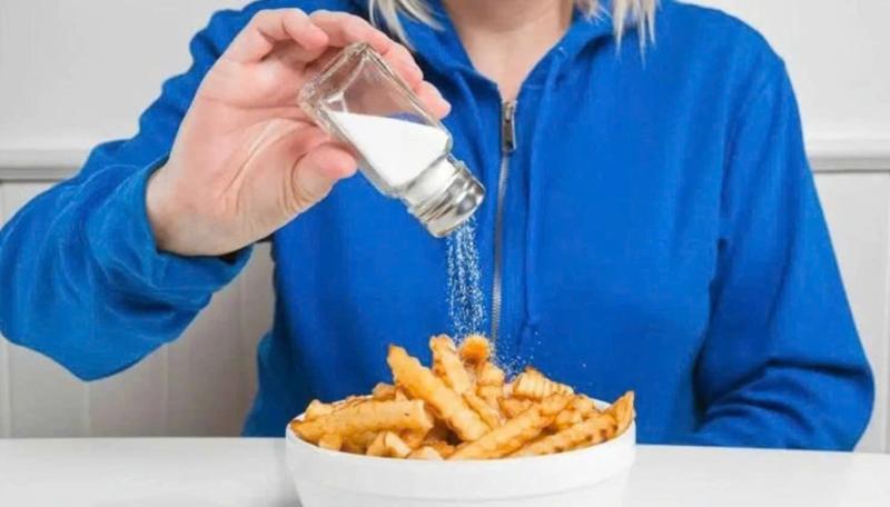 Suy thận tăng mạnh: Cảnh báo 10 thói quen tưởng vô hại nhưng đang phá hủy thận mỗi ngày- Ảnh 2.