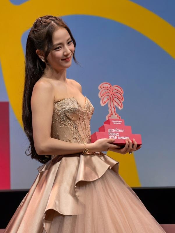"Cannes rẻ tiền vì Jisoo (BLACKPINK)"- Ảnh 1.