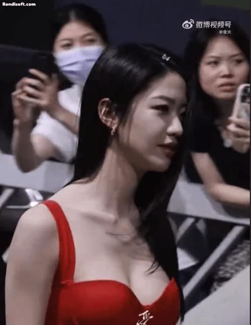 Chỉ cần nhìn mỹ nhân này 3 giây thôi là đêm nay khỏi ngủ: Vòng 1 cháy màn hình, đẹp mà body nuột kinh khủng- Ảnh 4.