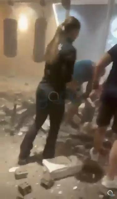 Nữ "quái xế" lái ô tô đâm xuyên tường, lao thẳng vào phòng tập gym khiến 2 người bị thương, đám đông bỏ chạy tán loạn- Ảnh 4.